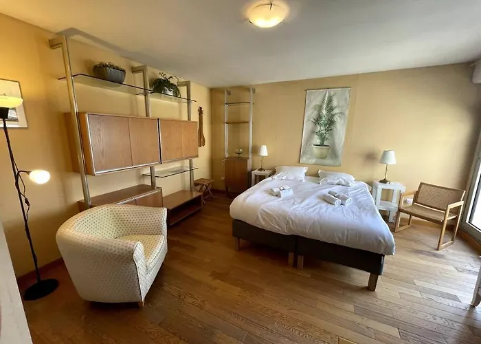 Tania, Hyper Centre-ville De Avec Parking *